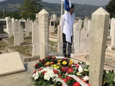 Cvijeće na mezar Ahmeta Hadžipašića