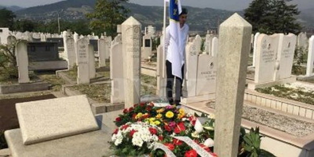 Cvijeće na mezar Ahmeta Hadžipašića