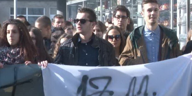 Priređen defile srednjoškolaca