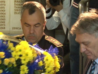 Cvijeće na spomen ploču poginulih policajaca
