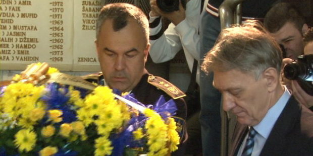 Cvijeće na spomen ploču poginulih policajaca
