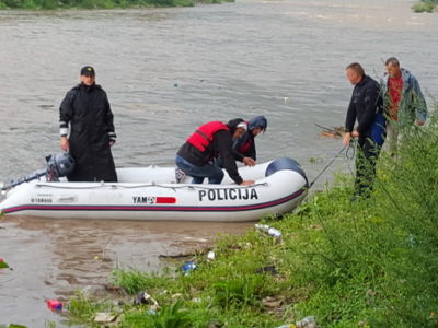 Evakuacija 2 lica sa riječnog ostrva