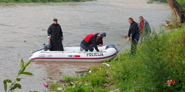 Evakuacija 2 lica sa riječnog ostrva
