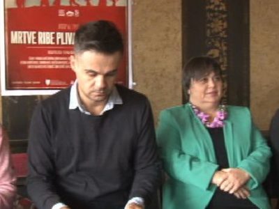Predstava “Mrtve ribe plivaju na leđima”