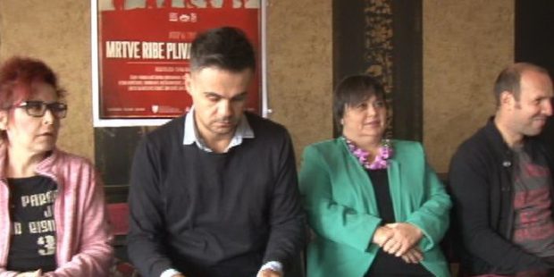 Predstava “Mrtve ribe plivaju na leđima”