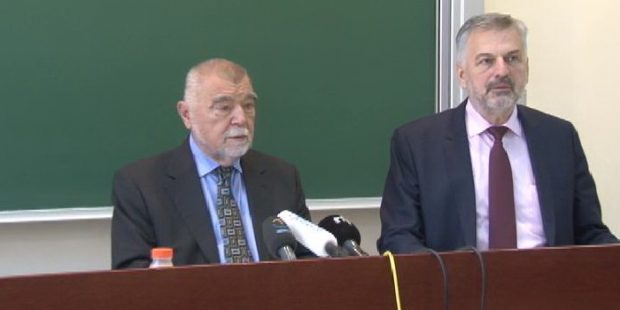 Stipe Mesić govorio studentima UNZE