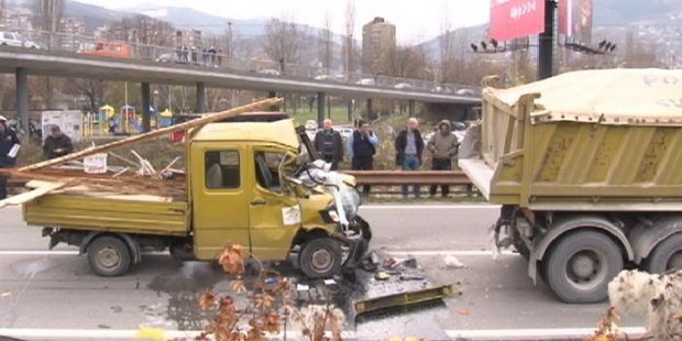 Nesreća na M-17preko puta Arene,dvije osobe povrijeđene