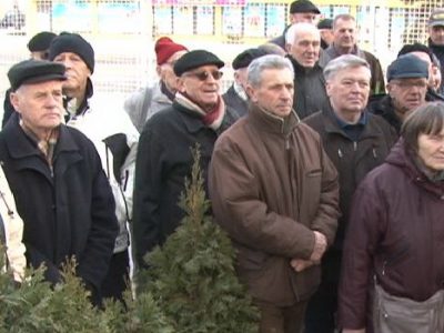 Cvijeće na spomen obilježje u KPZ Zenica