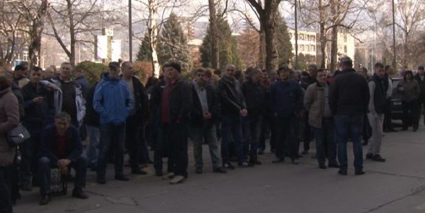 Radnici Željezare i dalje čekaju na pomoć