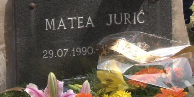 Cvijeće na spomen obilježje Matei Jurić