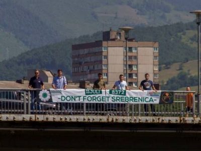 Postavljen baner “11. juli-Don’t Forget Srebrenica-8372” na Kamberovića mostu