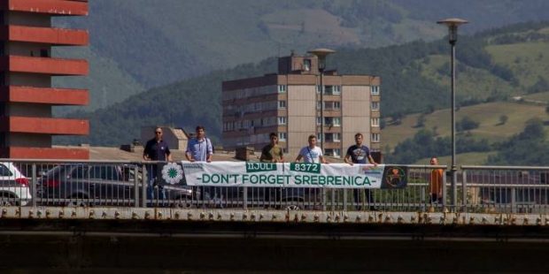Postavljen baner “11. juli-Don’t Forget Srebrenica-8372” na Kamberovića mostu